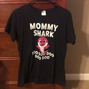 Mommy shark women’s t shirt
